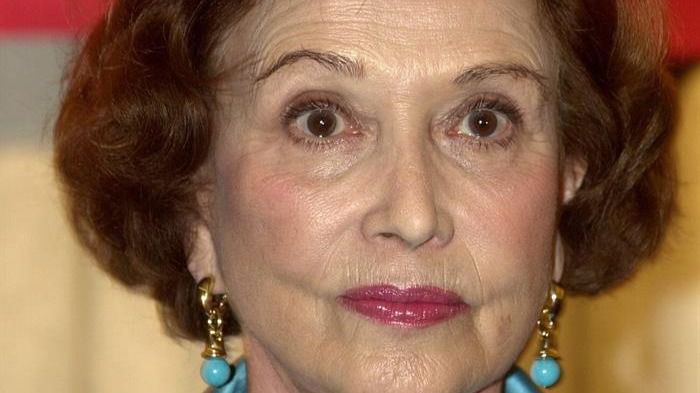 Familiares y amigos dan el último adiós a Carmen Franco