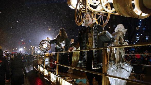 Las cabalgatas de los Reyes Magos recorren las principales calles de España