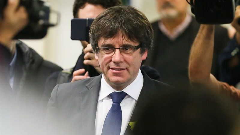 Los tuits del día. Puigdemont abre una web bajo el nombre de 