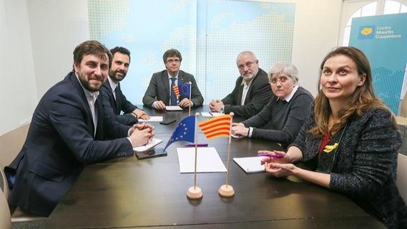 Tres exconsejeros huidos renuncian al acta para favorecer a Puigdemont