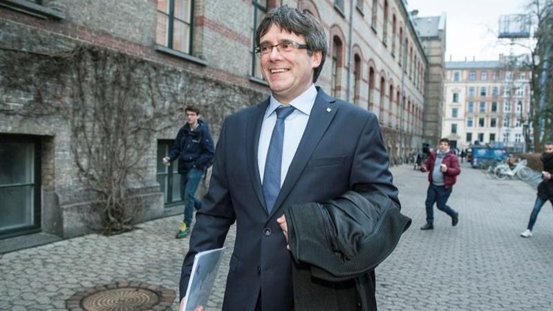 Los tuits del día. Puigdemont insinúa que se encuentra cerca del Parlament