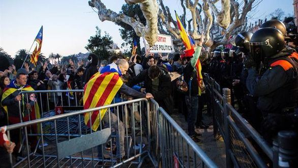 Rebelión contra Torrent por aplazar la sesión de investidura