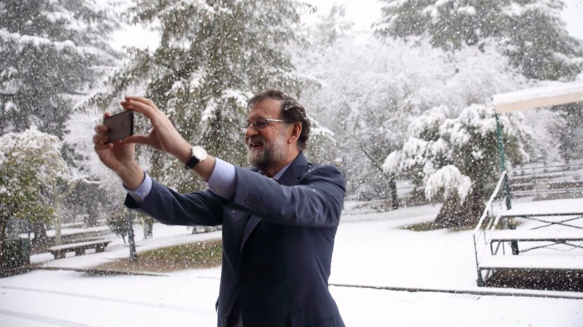 Los tuits del día. Rajoy también se fotografía bajo la nieve