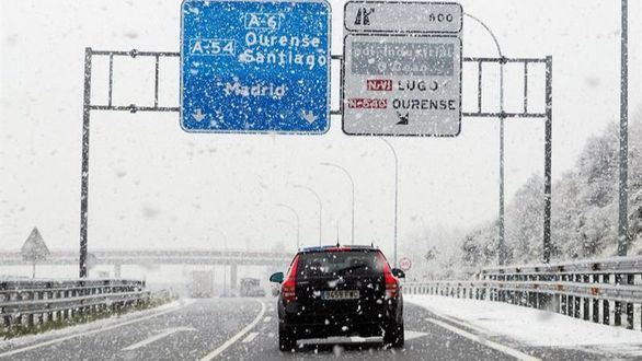Una treintena de carreteras cortadas por el temporal de nieve