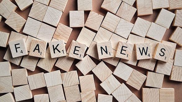Fake news , la comida basura que alimenta las redes sociales