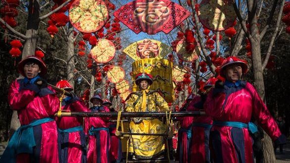 China celebra el Año Nuevo del perro sin petardos ni fuegos artificiales