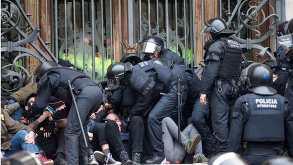 Catorce secesionistas detenidos por impedir la entrada al TSJC