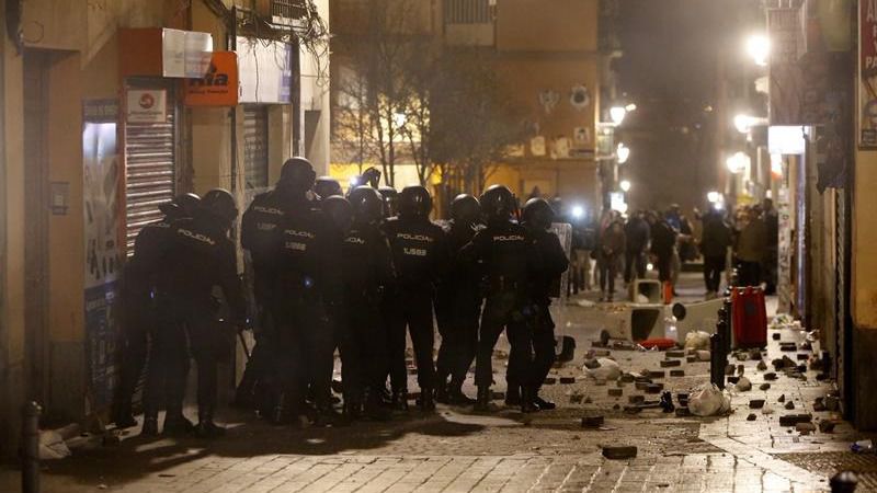 Batalla campal en Lavapiés por la muerte de un mantero