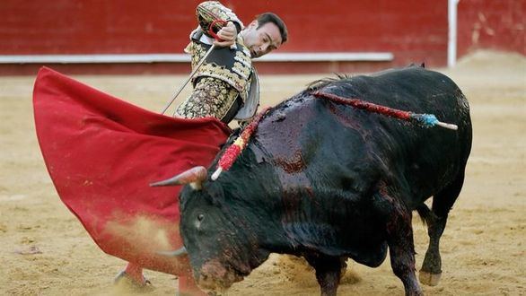Trabajada salida a hombros de Enrique Ponce y oreja sufrida de Paco Ureña