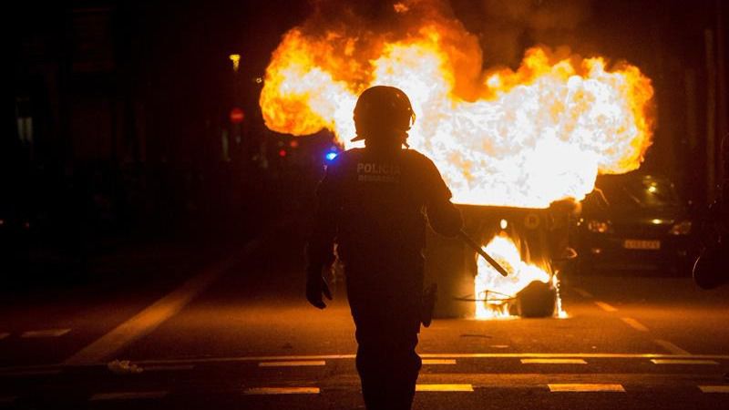 Nueve detenidos y un centenar de heridos en Barcelona