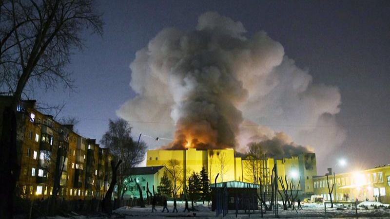 Un incendio en un centro comercial de Siberia deja 64 muertos