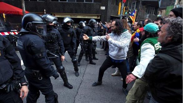 Los separatistas redoblan el desafío en la calle y en el Parlament
