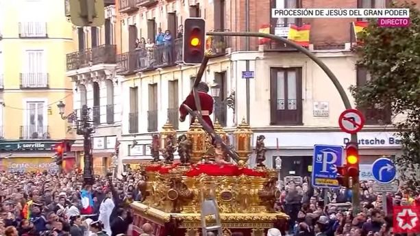 Vídeos virales | El accidente contra un semáforo de la cruz del Jesús del Gran Poder