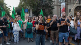 Unos centenares de personas han salido a la calle este miércoles en Barcelona al grito de 'Maricarmen no estás sola'