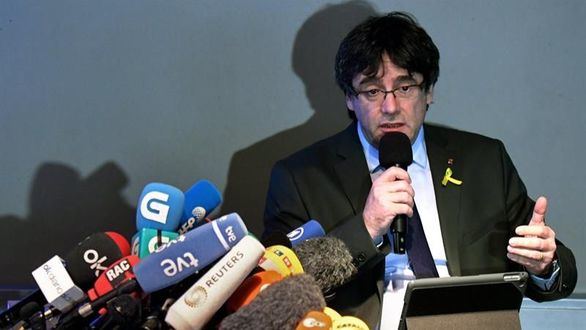 El Parlament desafía al TC al votar la investidura telemática de Puigdemont