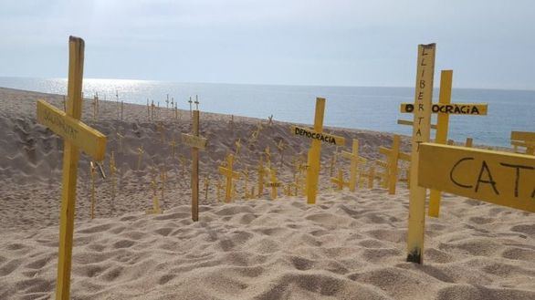 Tres heridos por retirar unas cruces independentistas de una playa de Barcelona