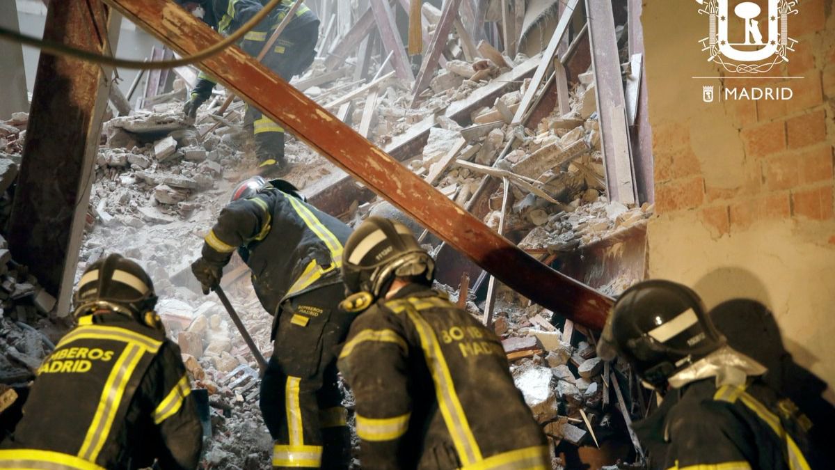 Buscan a dos obreros tras un derrumbe en una calle de Madrid