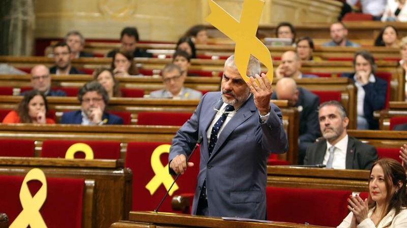 Torrent suspende un pleno por la retirada de un lazo amarillo
