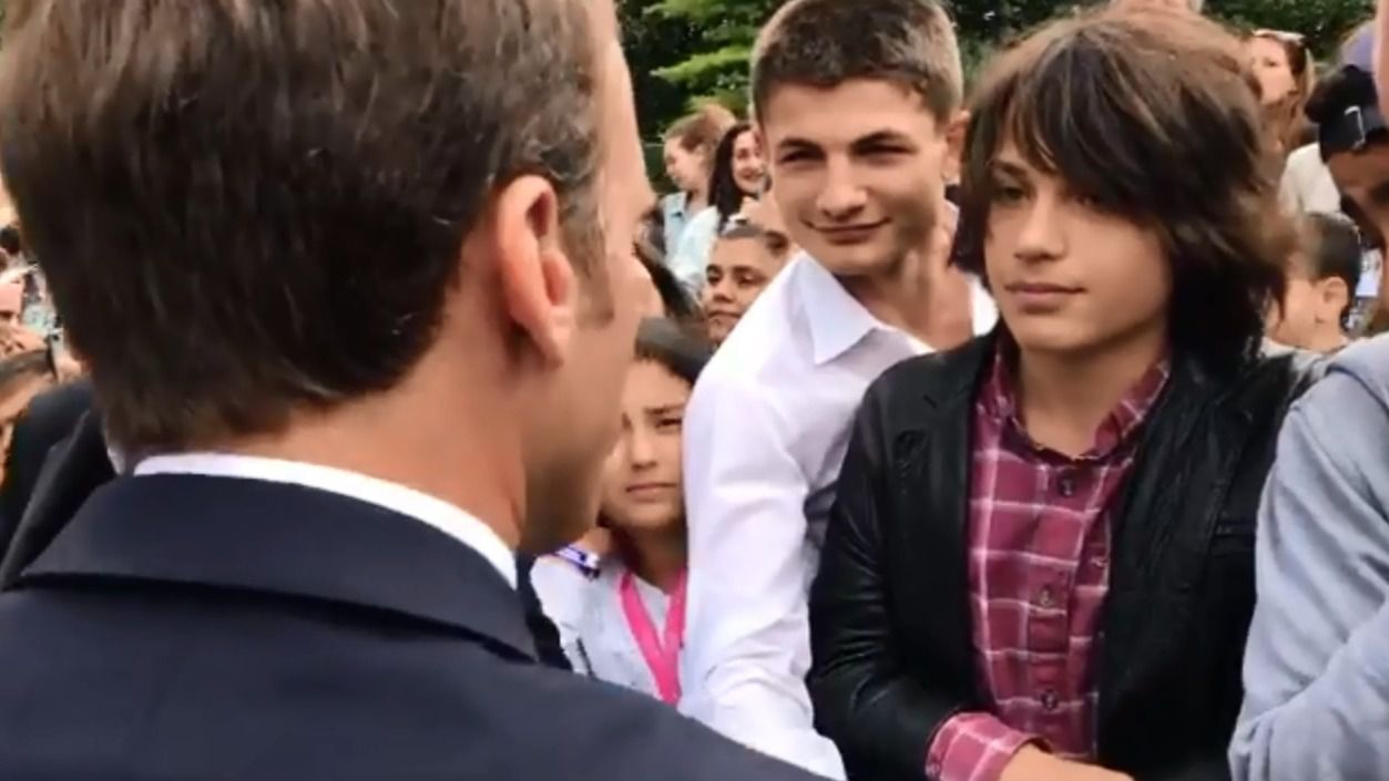 Macron abronca a un estudiante por llamarle 'Manu'
