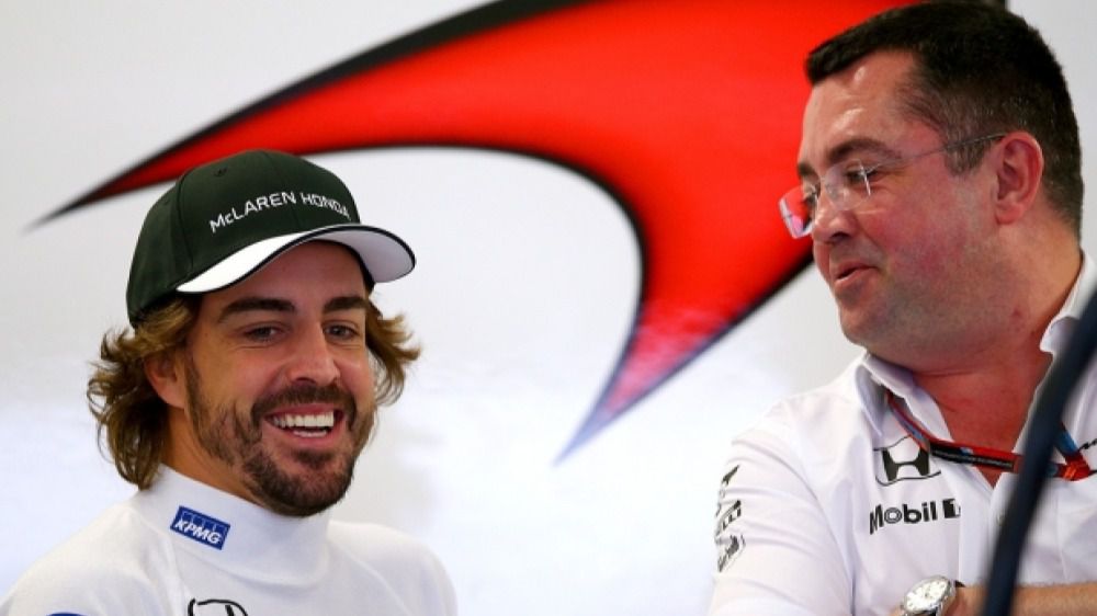 El jefe de McLaren se niega a dimitir y Alonso responde con optimismo resignado