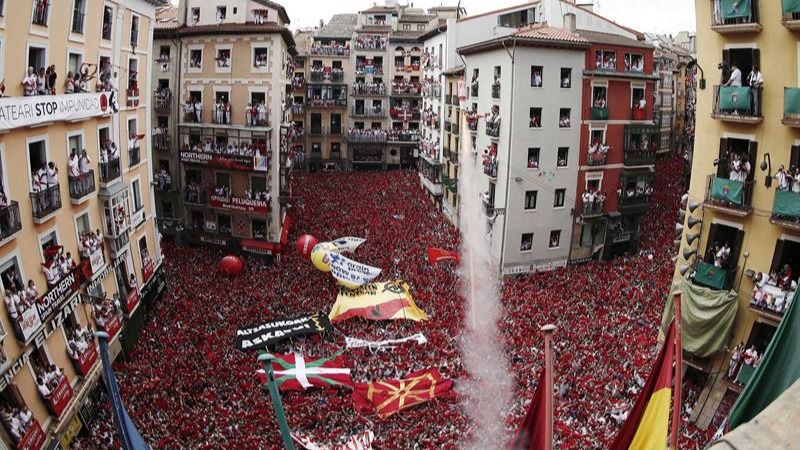 Un chupinazo sin ikurriña y con alusiones a la Manada da comienzo a los Sanfermines