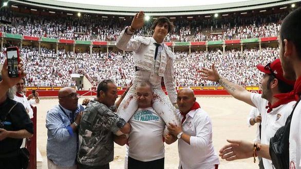 Roca Rey toma Pamplona con tres orejas y una merecida salida a hombros