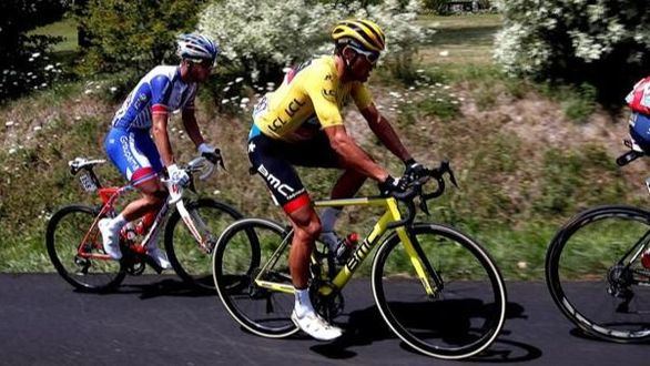 Alaphilippe se apunta la primera alpina y Van Avermaet sigue líder