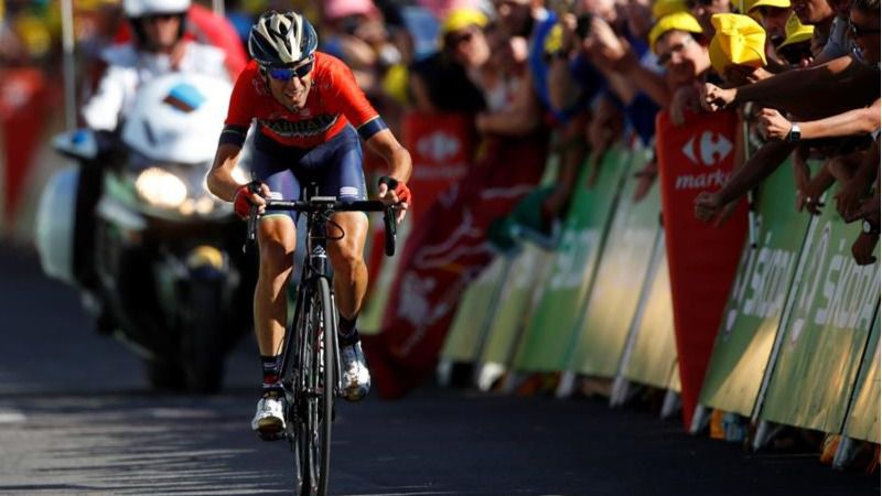 Tour de Francia. Una moto policial arrolla a Nibali, que tiene que abandonar