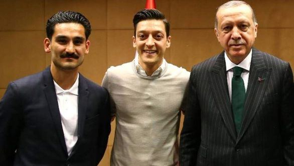 Özil se retira de la selección de Alemania por el 