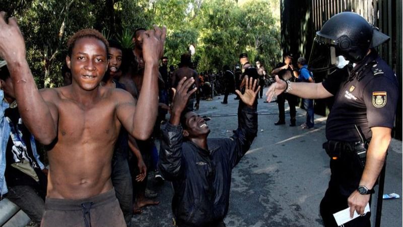 Salto masivo y violento de 602 inmigrantes en la valla fronteriza de Ceuta