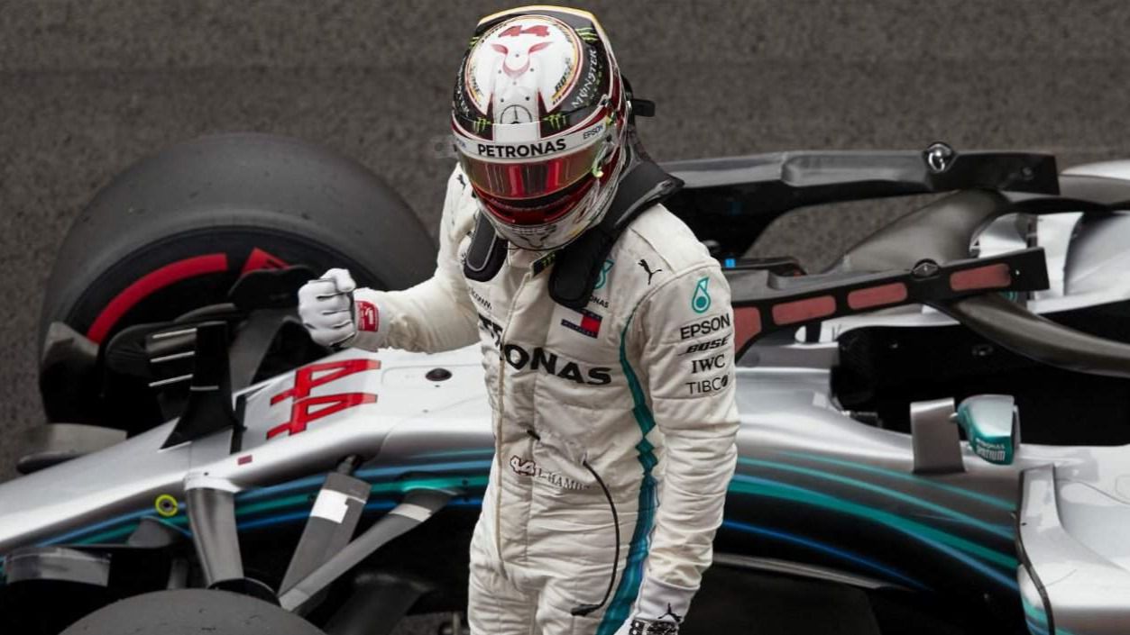Hamilton sorprende a Vettel bajo la lluvia de Hungría y Sainz saldrá quinto