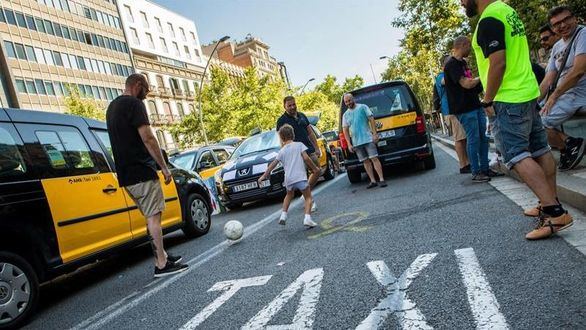 Los taxistas de Barcelona ofrecerán servicios mínimos gratuitos