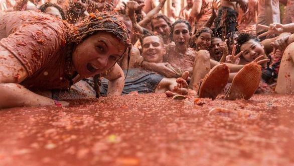 Buñol sucumbe a la catarsis de la Tomatina más reivindicativa