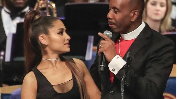 Un obispo manosea a Ariana Grande durante el funeral de Aretha Franklin