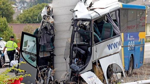 Cinco muertos al chocar un autobús con un pilar en Avilés