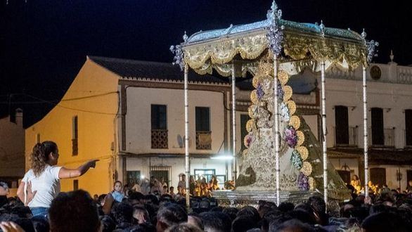La Virgen del Rocío celebra ya en la calle el Centenario de su Coronación