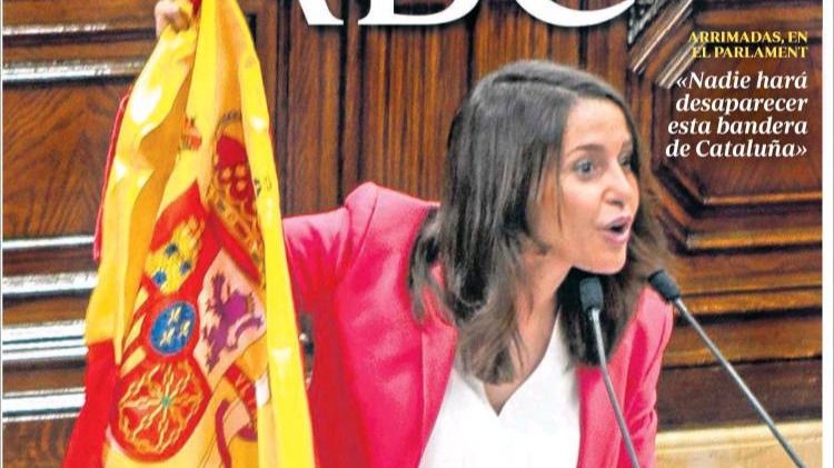 La bandera española vuelve al 'Parlament'