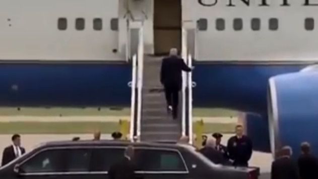 Trump sube al Air Force One con papel higiénico pegado al zapato