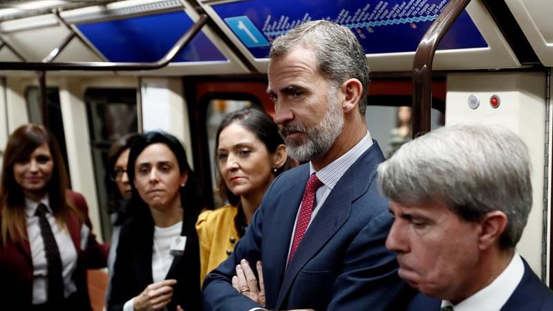 El Rey recorre en el Metro la línea que inauguró su bisabuelo