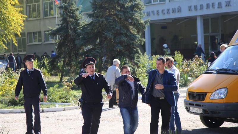 Un estudiante mata a 19 compañeros de instituto y hiere a otros 40