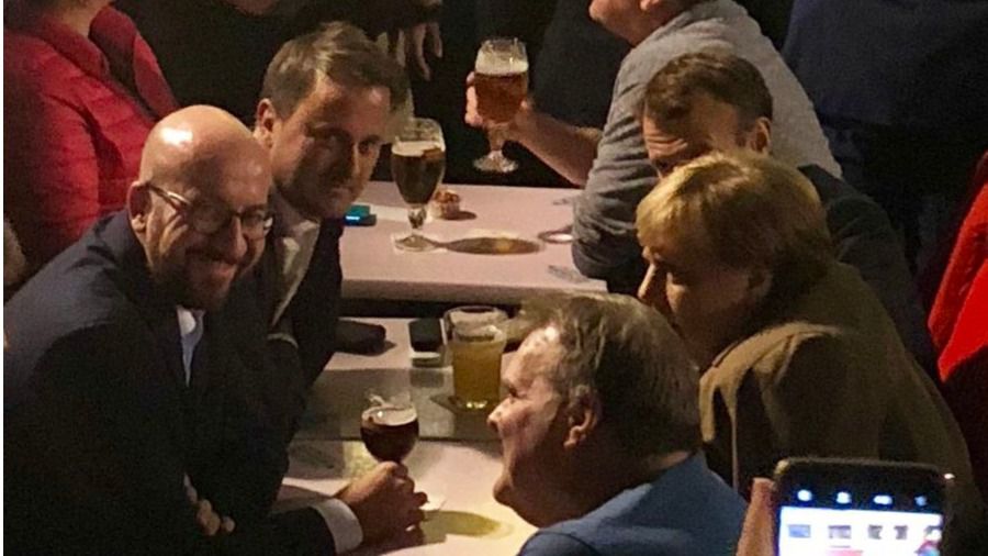 Macron y Merkel viven la noche bruselense en el 'Rey de España' sin Sánchez