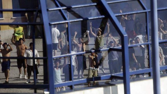 Once policías heridos en un intento de fuga de inmigrantes en un CIE de Madrid