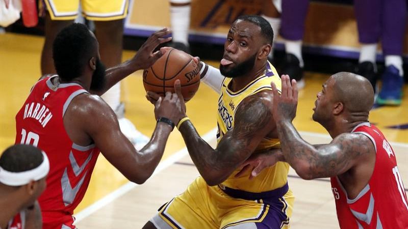 NBA. La batalla del Lakers-Rockets sigue coleando y los Warriors estrenan derrotas