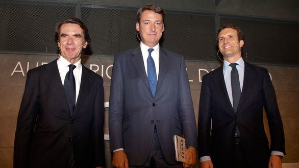 El expresidente del Gobierno, y presidente de FAES, José María Aznar, junto al actual líder popular Pablo Casado.