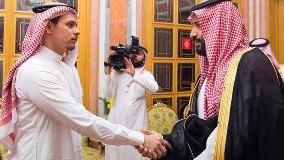 Un hijo de Khashoggi es obligado a dar la mano al príncipe saudí