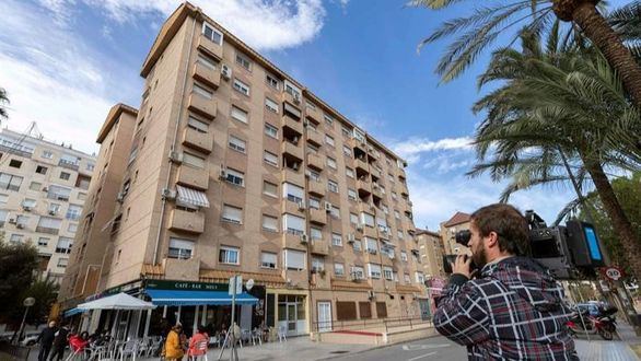 Una mujer se lanza desde un sexto piso con su hijo en Murcia