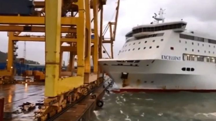 Un barco derriba una grúa en el puerto de Barcelona