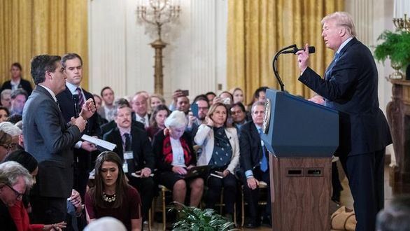 Trump vuelve a enfrentarse a la prensa