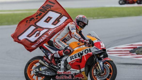 Márquez no sube al balcón de su ayuntamiento por la pancarta de apoyo a los presos