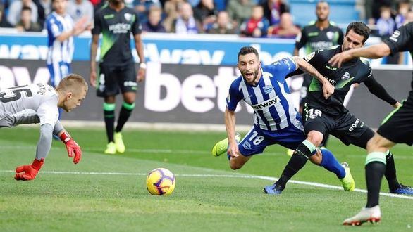 El Alavés remonta al Huesca para seguir soñando | 2-1